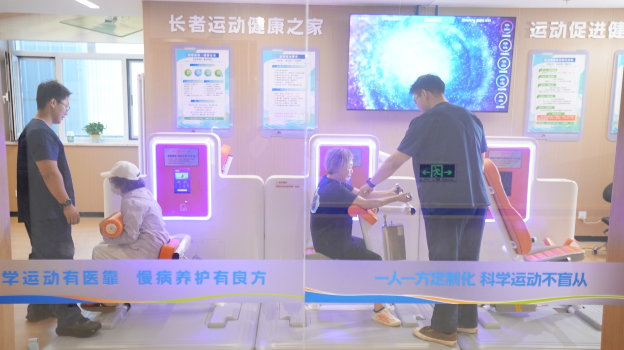 北京市朝阳区东风社区卫生服务中心运动促进健康中心里,居民在运动康复治疗师的指导下进行运动训练。北京市朝阳区东风社区卫生服务中心供图
